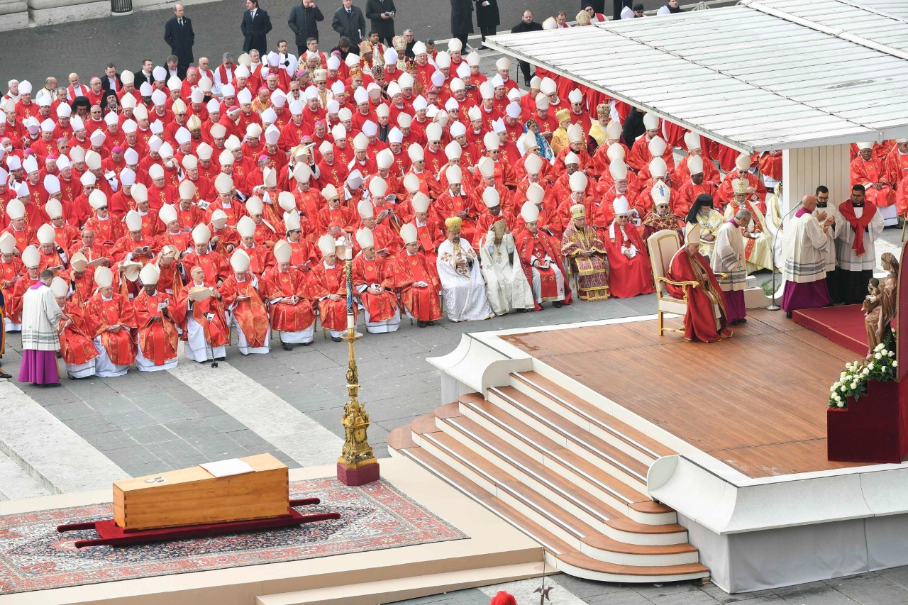 多位教會領袖與政界代表皆出席告別彌撒。（圖／截圖自YouTube @Vatican News）